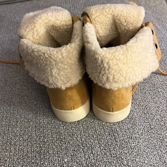 Women's Mudd size 6 beige suede lace up ankle boot. - Picture 3 of 4